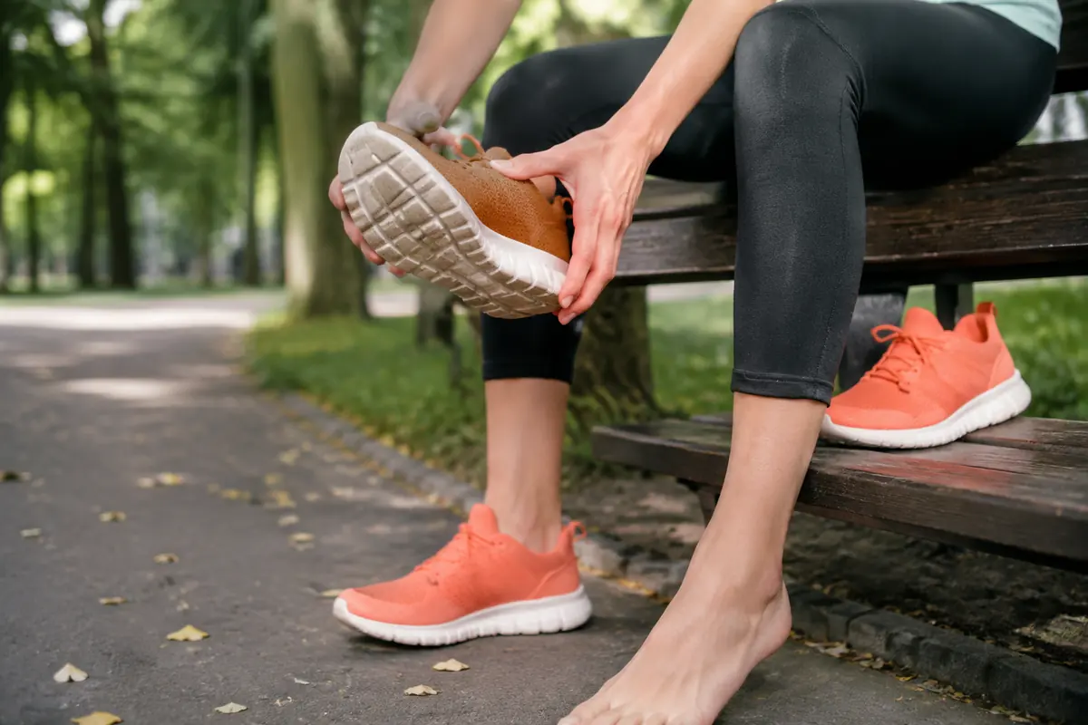Sneakersy w praktycznym ujęciu – Co mówi zużycie podeszwy sneakersów o sposobie chodzenia