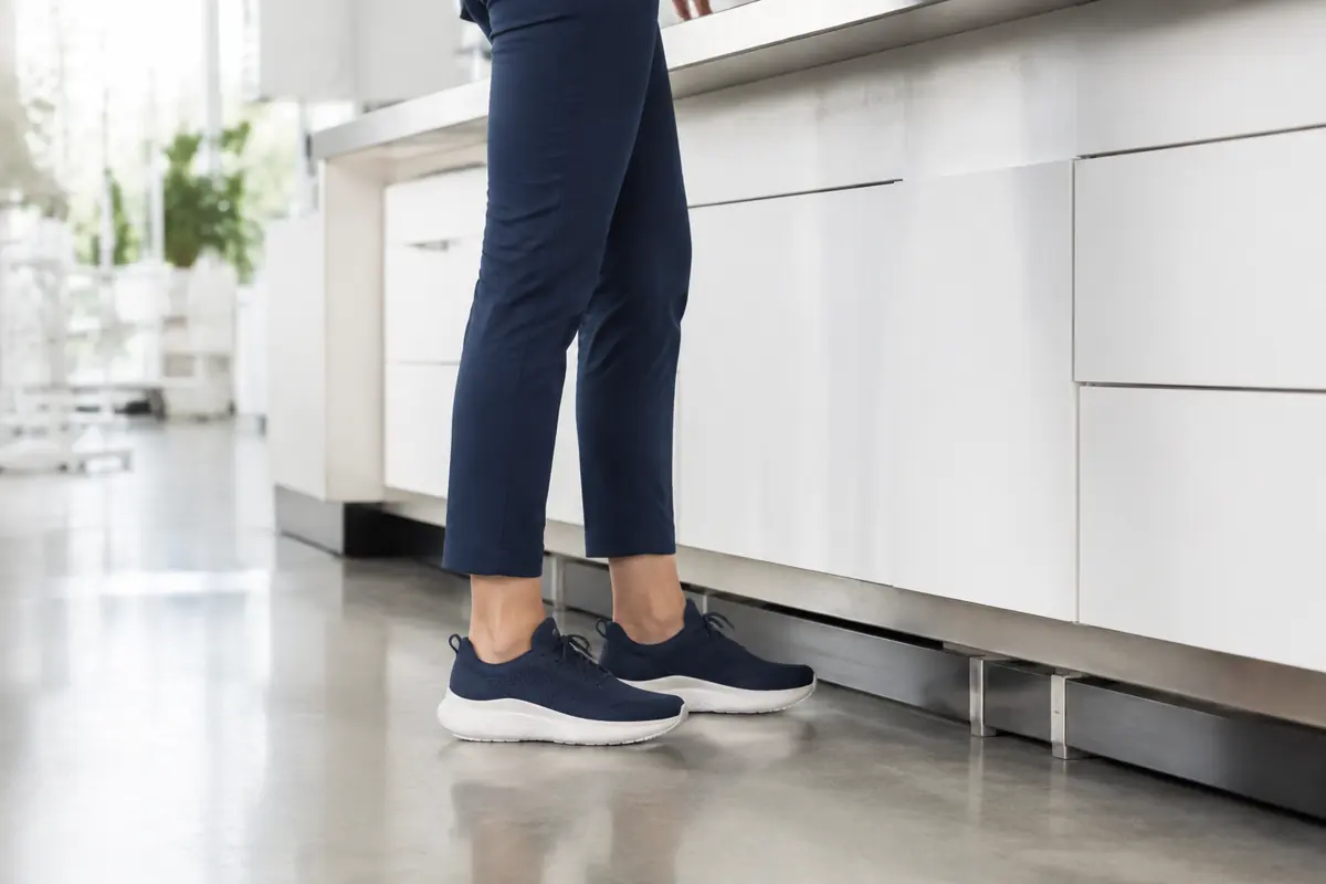 Sneakersy w praktycznym ujęciu – Sneakersy do pracy stojącej – amortyzacja, stabilność i rozmiar