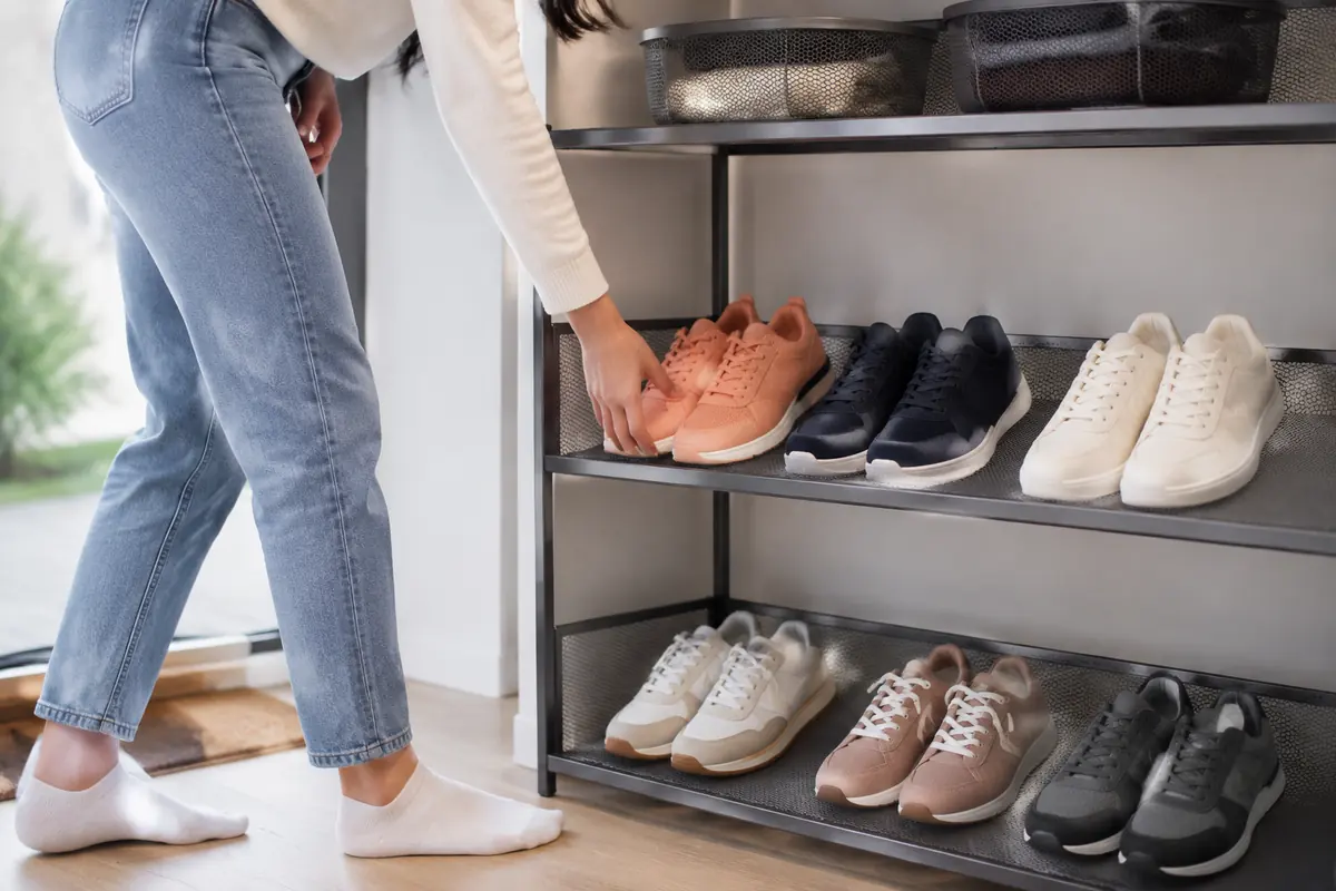 Sneakersy w praktycznym ujęciu – Jak przechowywać sneakersy i budować rotację obuwia
